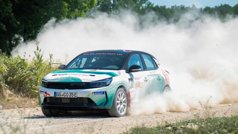 Електрична Opel Corsa за рели ѝ послужи како сликарско платно на берлинска уметница