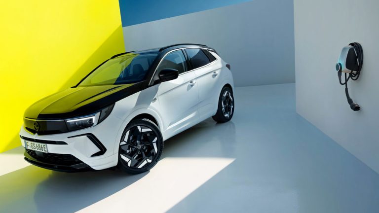 Знаменосецот Grandland е вториот модел на Opel со значката GSe