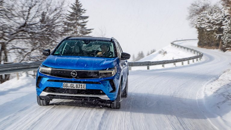 Три модели на Opel со погон 4×4: Grandland Hybrid4, Insignia, Insignia GSi