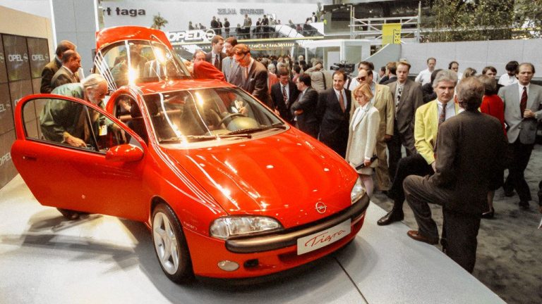 Кои беа Tigra, Scamp, Roadster на штандот на Opel на ИАА во 1993 година?