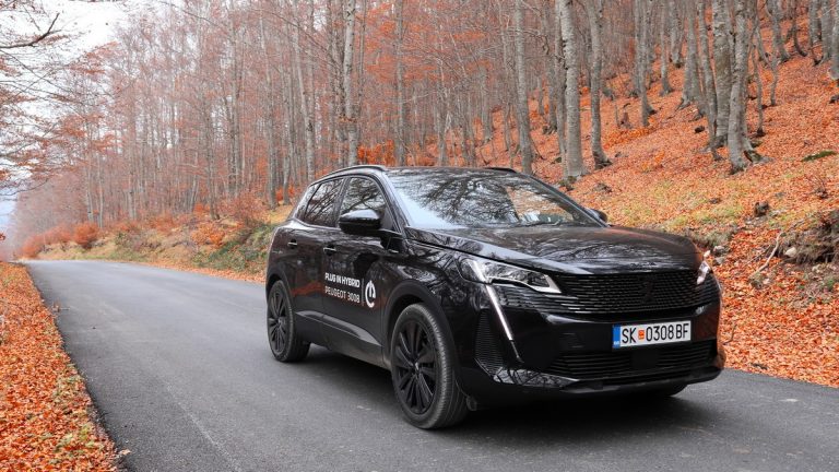 Peugeot 3008 Hybrid4 е лав со одмерен залак