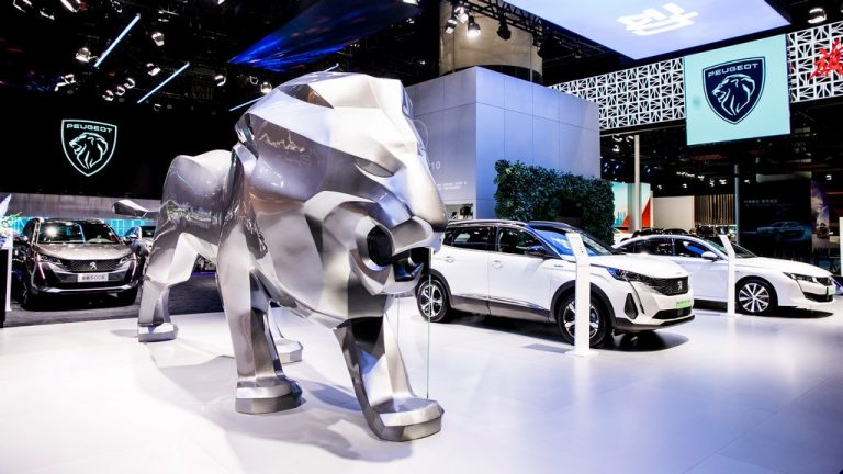 Peugeot е лав и во Кина: Скулптура колку соба на штандот во Гуанжу