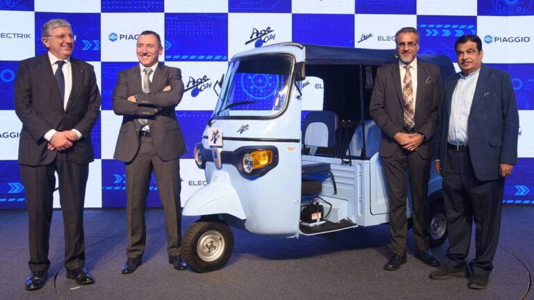 Piaggio Ape се стави под напон, празна батерија се заменува со полна