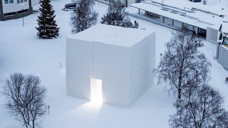 Polestar го изгради првиот авто-салон од снег