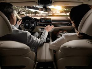 Ракувањето по пат на гестикулација во новата серија 7 на BMW ги одушеви уредниците на Popular Science