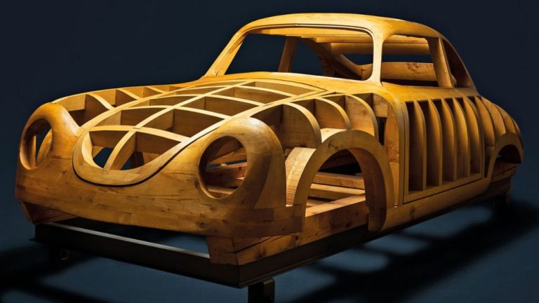 Формата на Porsche 356 се создаваше од дрво