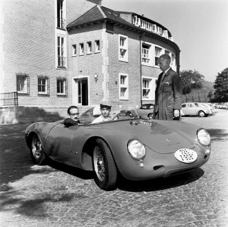 Рпдочуениот диригент Херберт фон Карајан при преземањето на Porsche 550 A Spyder во 1959 година