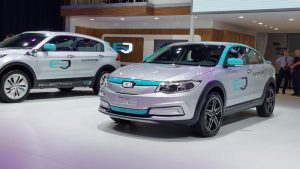 Qoros работи и на електричниот погон. Два концепта се прикажани во Пекинг: Qoros 3 Q-Lectric (напред) и Qoros 5 Q-Lectric