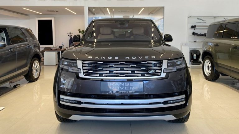Благородништво во нова генерација: Range Rover во салон во Скопје
