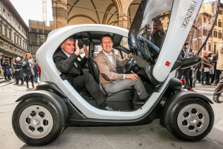 Продадени 15.000 примероци од електричниот двосед на Renault
