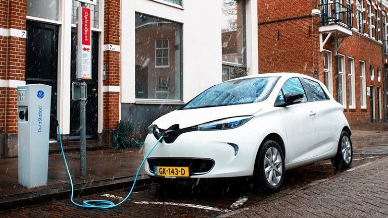 Renault ќе поставува соларни полначи за струја во Холандија