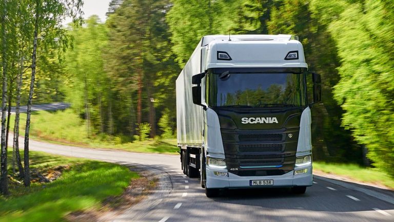 Електрична Scania минува цела држава со батерија од 624 kWh