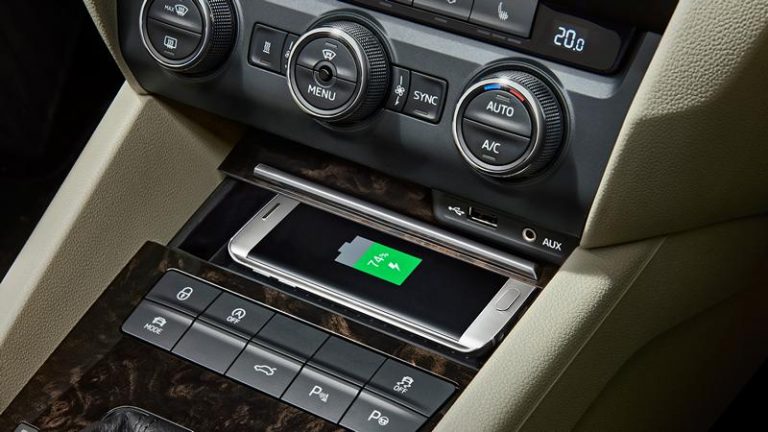 Skoda Superb отсега го полни мобилниот телефон без кабел