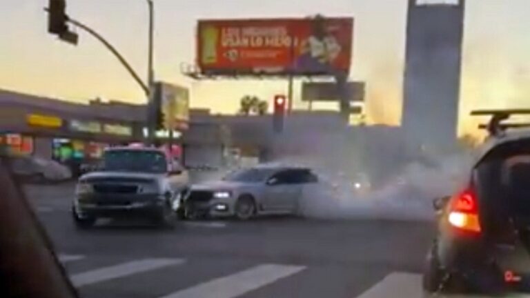 Кога големо BMW и пикап Ford ќе се соочат на крстосница во Холивуд