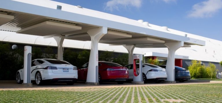 Tesla работи на градски автомобил со погон на струја