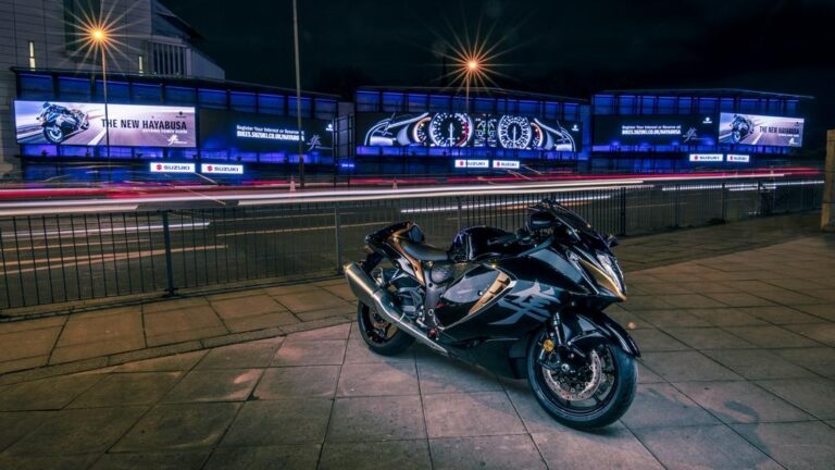 Suzuki Hayabusa на 72-метарски билборд во Лондон