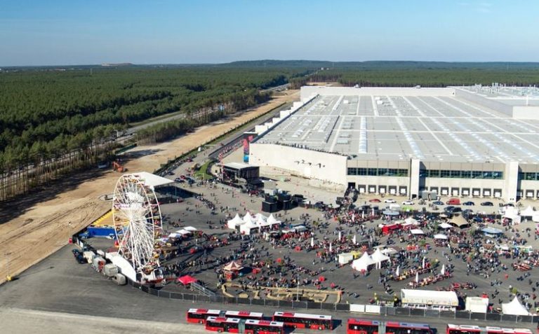 Тесла ја евакуираше фабриката во Германија откако избувна пожар