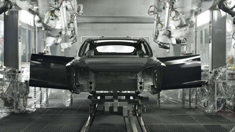 Во фабриката на Tesla се работело  за пет долари на час