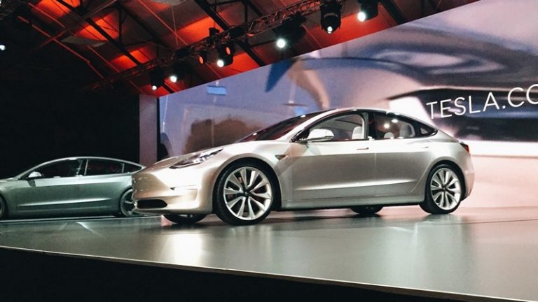 Над 100.000 нарачки за „евтиниот“ електромобил на Tesla
