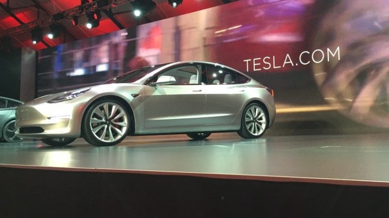 Како што им одговара на Американците: Tesla внатре, Volkswagen надвор