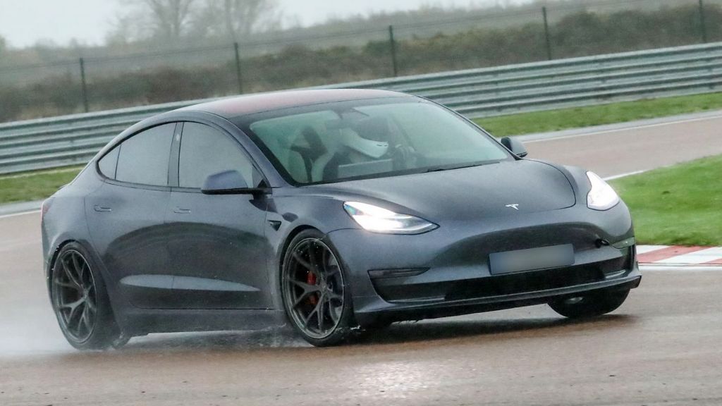 tesla model 3 performance na pateka tesla model 3 performance na pateka