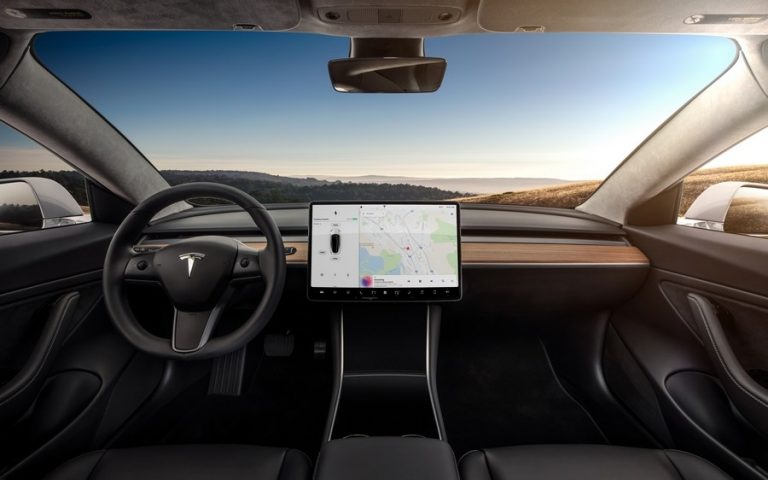 tesla model 3 vnatresnost