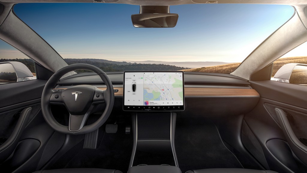 tesla model 3 внатрешност Tesla Model 3 е шести најпродаван автомобил во САД