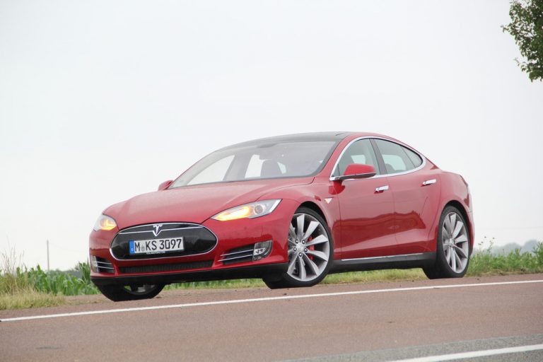 Продажбата на електричните лимузини на Tesla зголемена за преку 50 проценти