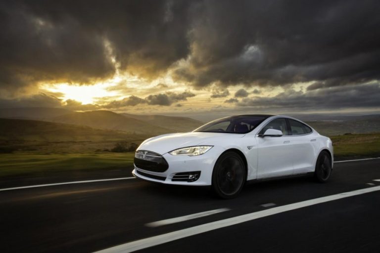 Сопствениците на Tesla Model S минаа милијарда милји на струја