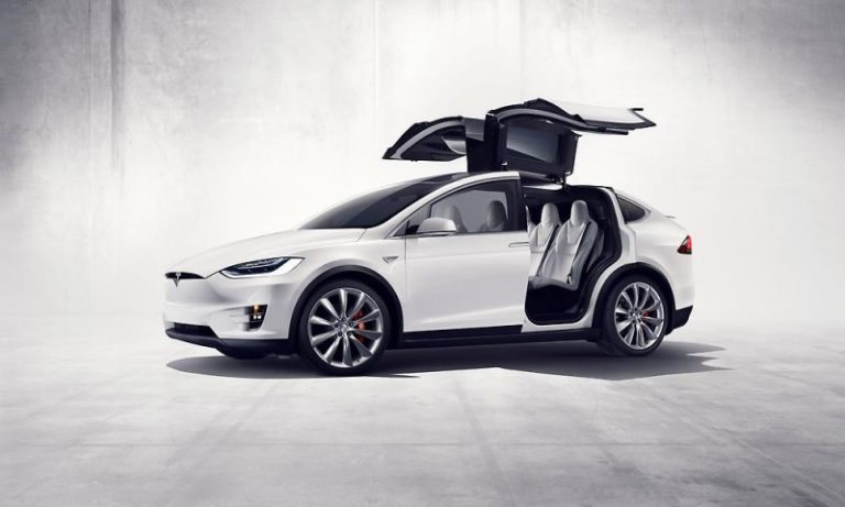 Ford си купи примерок од Tesla Model X