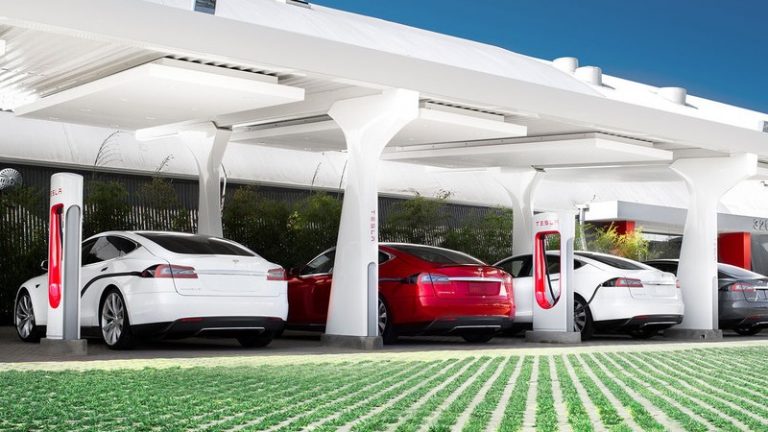 Сингапур наплаќа еколошка казна за електричната Tesla