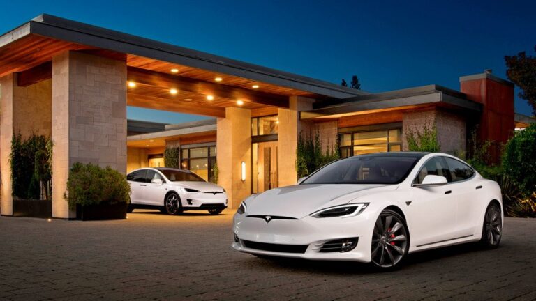 Акциите на Tesla продолжуваат да паѓаат