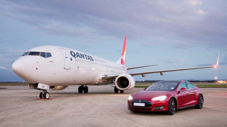 Tesla Model S во трка на забрзување против Boeing 737