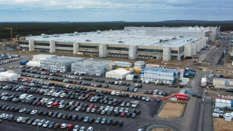 Екстремисти ја саботираа фабриката на Тесла во Берлин