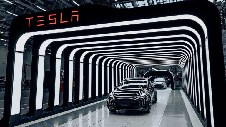 Tesla ја скусува продукцијата во германската фабрика