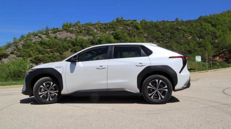 Електрична Toyota bZ4X, Прва Тура · Петстотини километри се цел свет