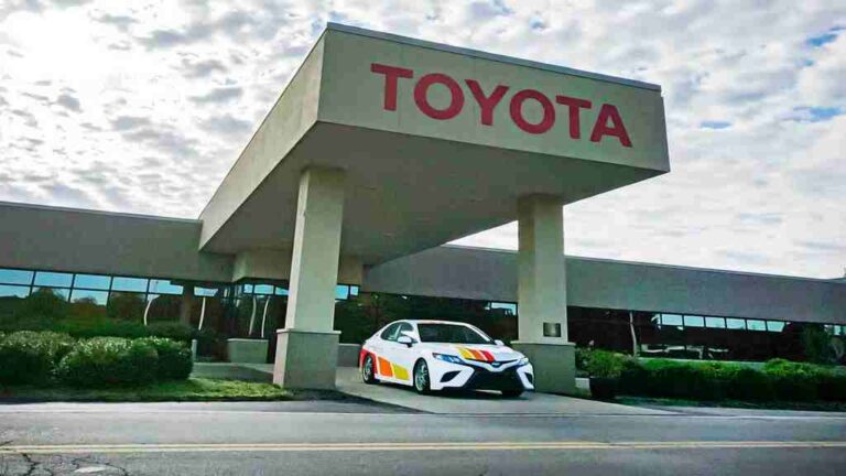 Колку се продаваат Toyota Camry и Highlander во САД?