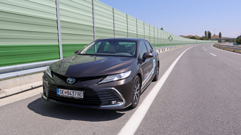 Тест на Toyota Camry: Дали хибридот штеди и на отворено?