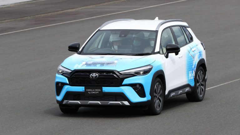 Toyota Corolla Cross тестира погон на водород место бензин