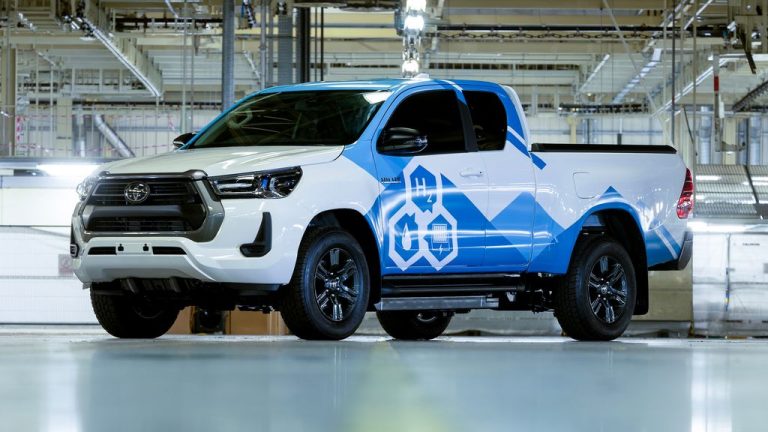 Toyota Hilux и тоа го умее: Вози на водород