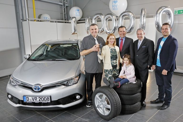 Toyota има еден милион хибридни автомобили низ Европа