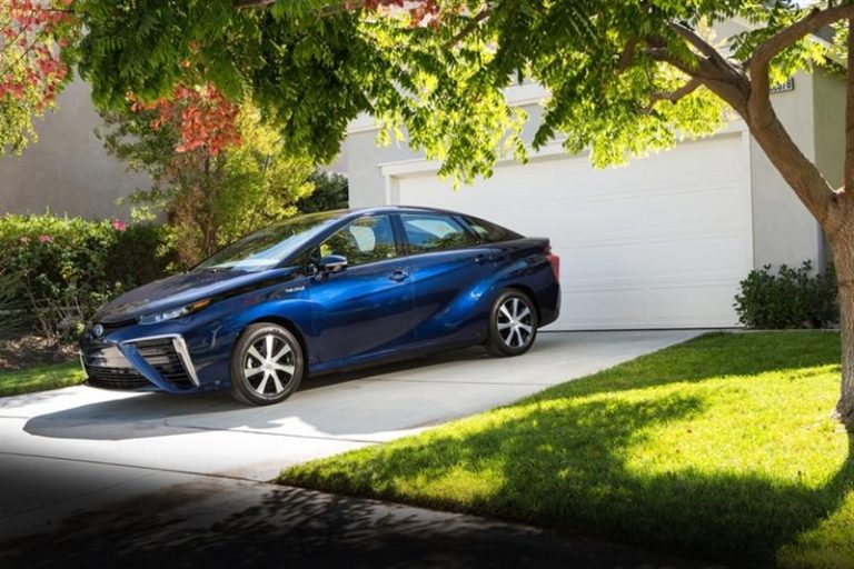 Водородната Toyota со рекорд за најдолго возење без грам СО2