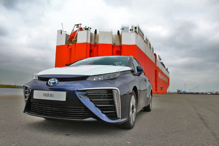 Првите пет примероци од водородната Toyota пристигнаа во Европа