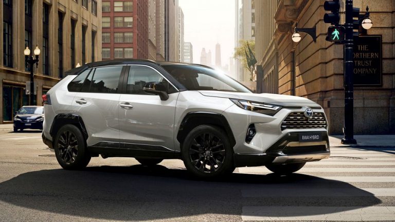 Toyota RAV4 со нови дисплеи во новата моделска година