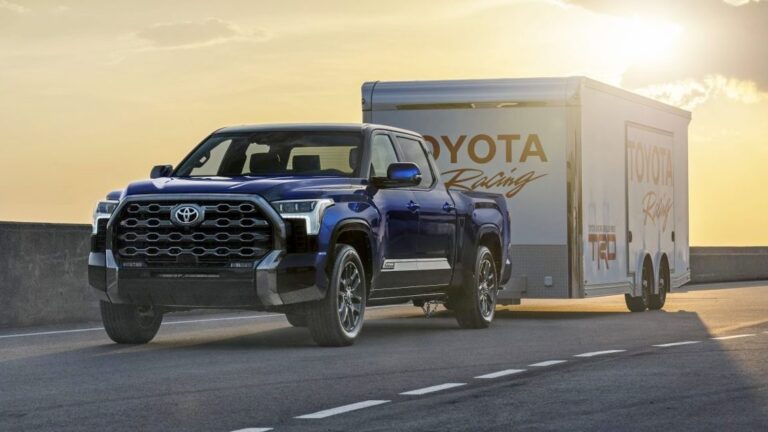 Toyota Tundra влече 5,5 тони товар како обична вежба