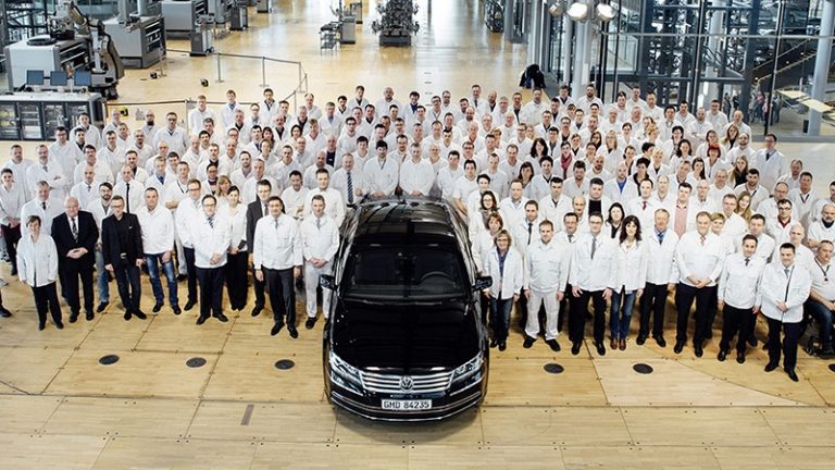 Последниот Volkswagen Phaeton од „стаклената мануфактура“ во Дрезден