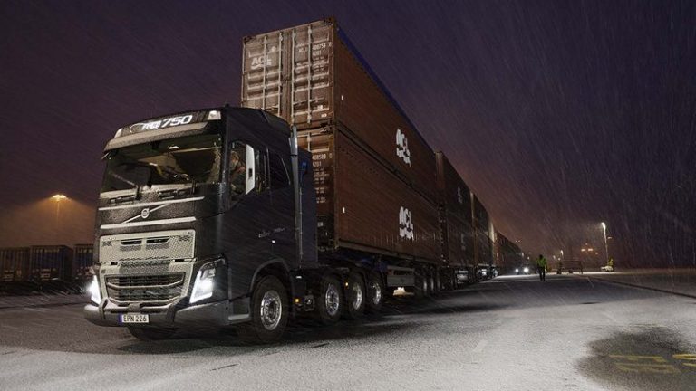Може ли камион на Volvo да повлече 750 тони и дваесет приколки?