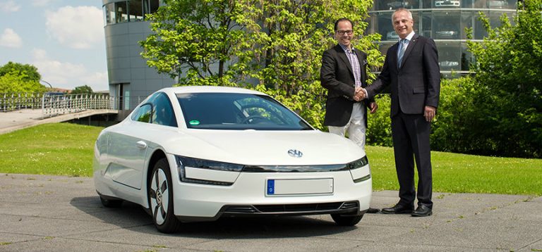 Volkswagen го испорача XL1 на првиот купувач