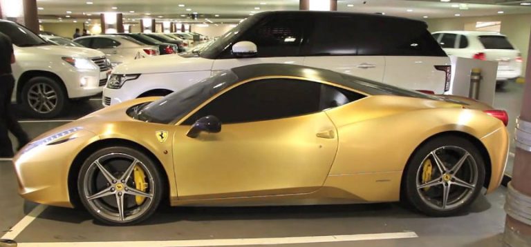 Од скапо поскапо: Златно Ferrari по улиците на Лондон