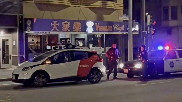 Автомобил со вештачка интелигенција против американски полицајци